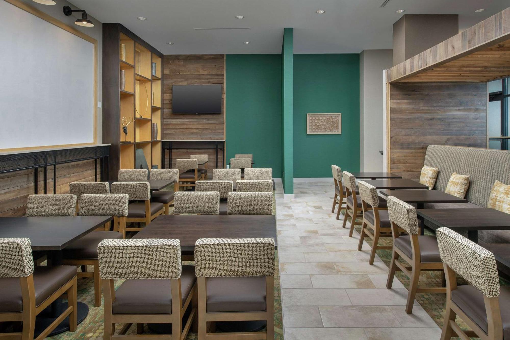 Hotel Homewood By Hilton Downtown